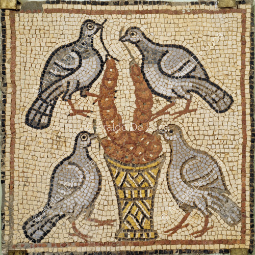 Mosaïque polychrome avec colombes et fruits
