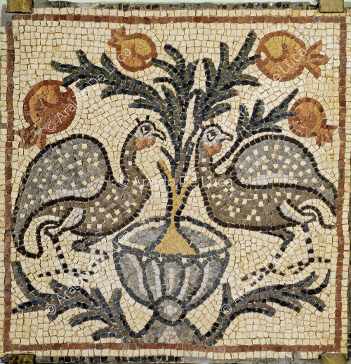 Mosaico policromado con una pareja de pavos reales