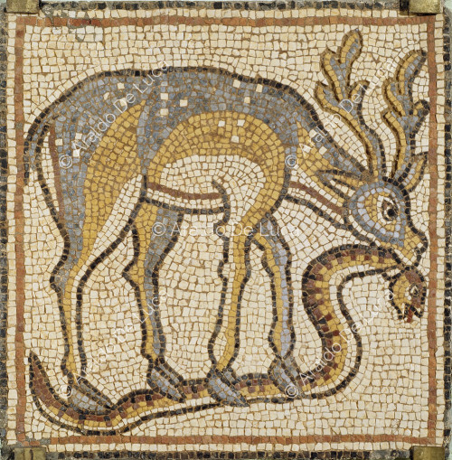 Mosaïque polychrome représentant un cerf mordant un serpent