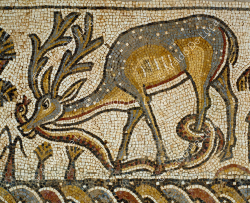 Polychromes Mosaik. Detail mit Hirsch und Schlange