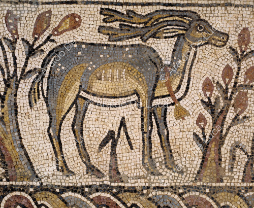 Polychromes Mosaik. Detail mit Hirschen