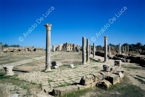 Pórtico lateral con columnas corintias