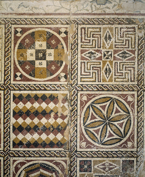 Mosaïque avec motifs géométriques