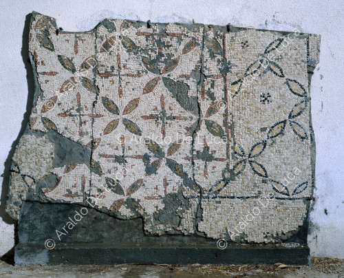 Mosaico con motivo floreale