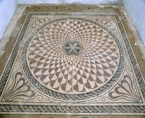 Mosaico con motivo geométrico