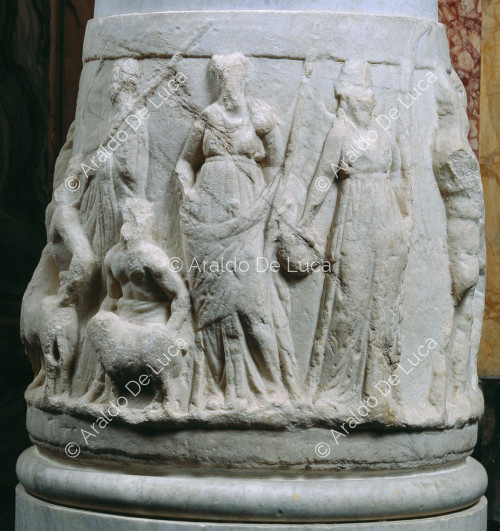 Sacrificio de Hércules, relieve sobre base redonda