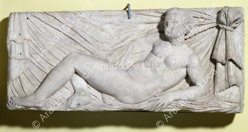 Modernes Relief mit weiblicher Figur (Leda)