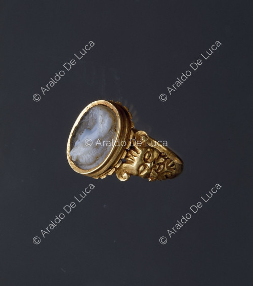Cameo ring decorated with draped female bust
