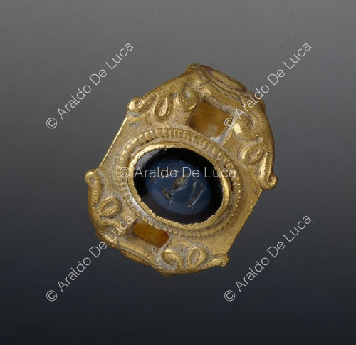 Ring carved with Minerva's emblems
