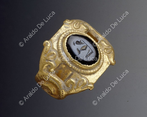 Ring carved with Minerva's emblems
