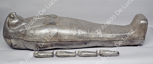 Sarkophag und Kanopengefäße von Sheshonq II