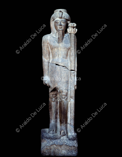 Estatua de Ramsés como abanderado de Amón-Ra