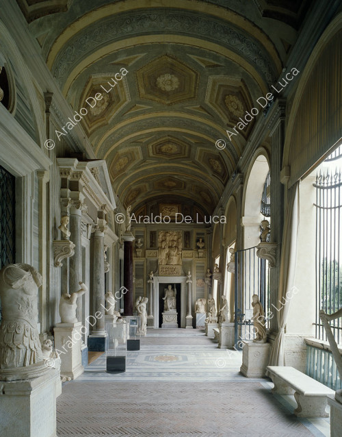 Blick auf den Säulengang der Galleria Borghese