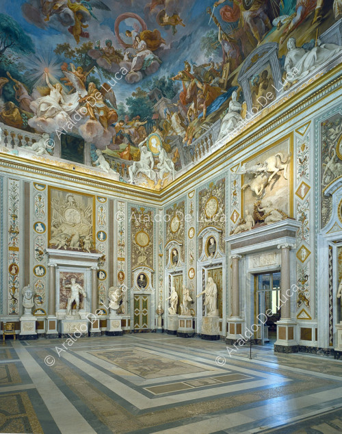 Veduta del salone d'ingresso con gli affreschi di Mariano Rossi