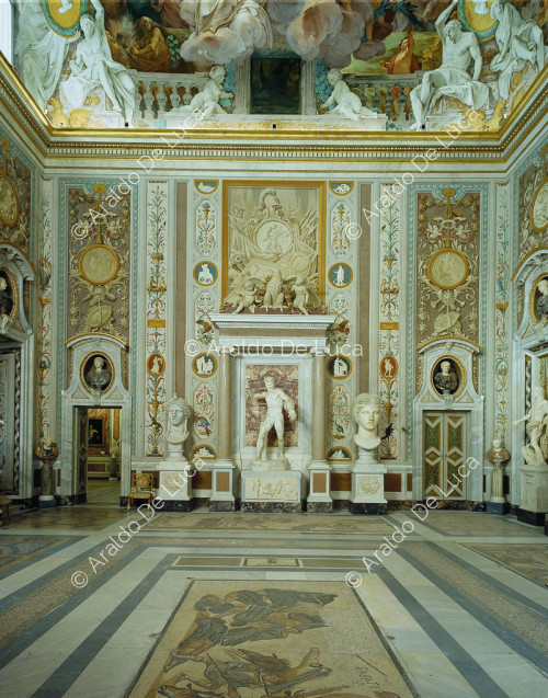 Vue du hall d'entrée avec les bustes des douze Césars