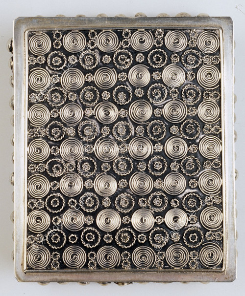 Coperchio decorato con motivi a spirale