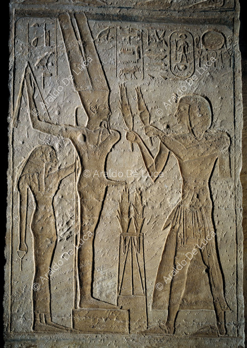 Ramsés haciendo una ofrenda a una divinidad