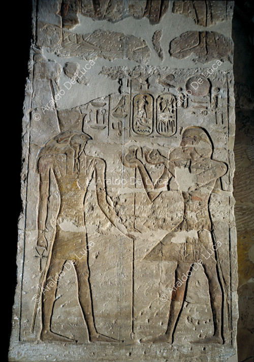Ramesse fa un'offerta a una divinità