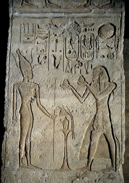 Ramsés haciendo una ofrenda a una divinidad