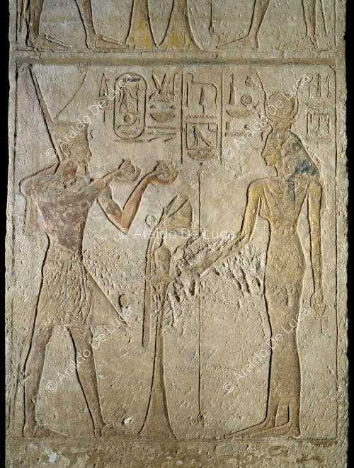 Ramesse fa un'offerta a una divinità