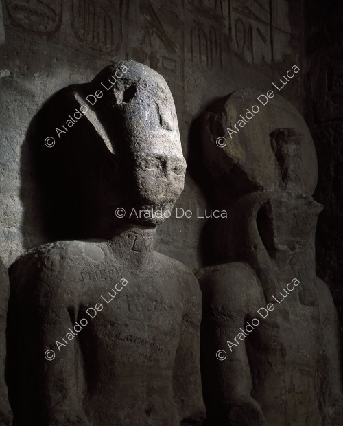 Le sanctuaire intérieur d'Abou Simbel : détail de Ramsès II et de Rê-Horakhty