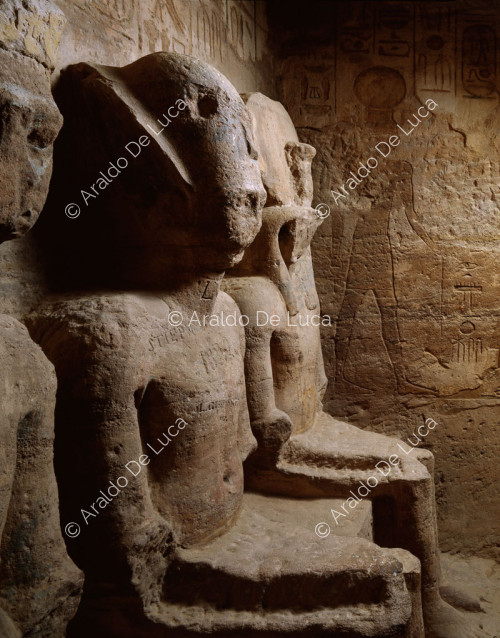 Das innere Heiligtum von Abu Simbel: Detail von Ramses II. zwischen Amon-Ra und Ra-Horakhty