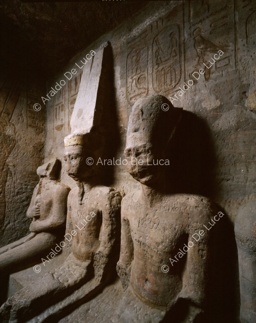 El santuario interior de Abu Simbel: detalle de Ramsés II con Amón-Ra y Ptah.