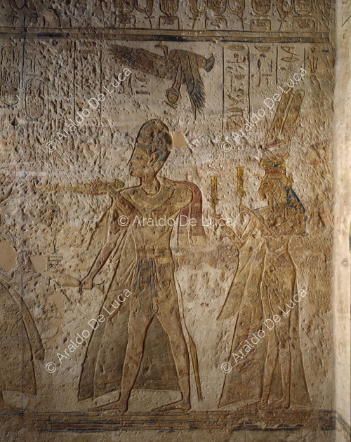 Ramsés y Nefertari ofrecen incienso y agitan sistros delante de la barca de Ramsés divinizado