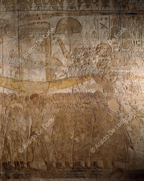 Ramsés y Nefertari ofrecen incienso y agitan sistros delante e la barca de Ramsés divinizado