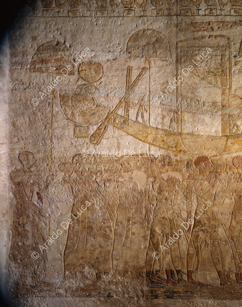 Ramsés y Nefertari ofrecen incienso y agitan sistros delante e la barca de Ramsés divinizado