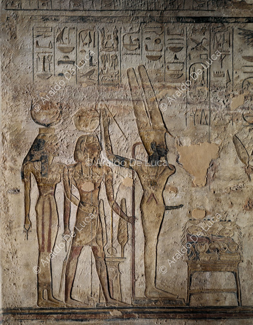 Temple de Ramsès II. La deuxième salle décorée de scènes religieuses et d'offrandes