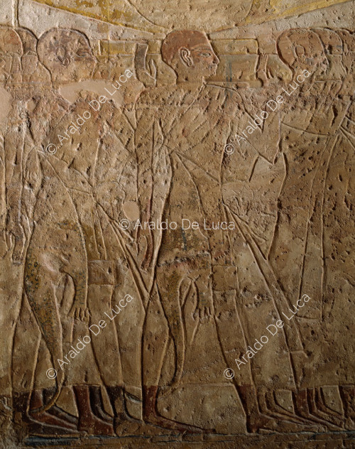 Ramsés y Nefertari ofrecen incienso y agitan sistros delante de la barca de Ramsés divinizado