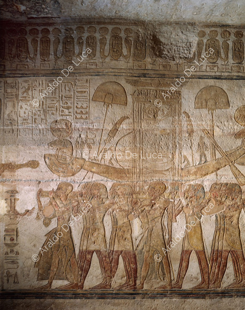 Ramsés ofrece incienso y el cetro de poder delante de la barca de Amón-Ra en presencia de Nefertari que agita los cetros