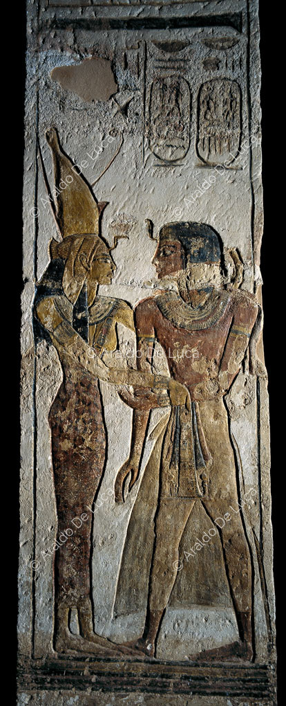 La diosa Mut abraza a Ramsés