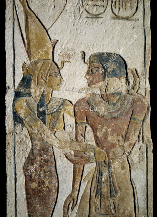 La diosa Mut abraza a Ramsés II. Detalle