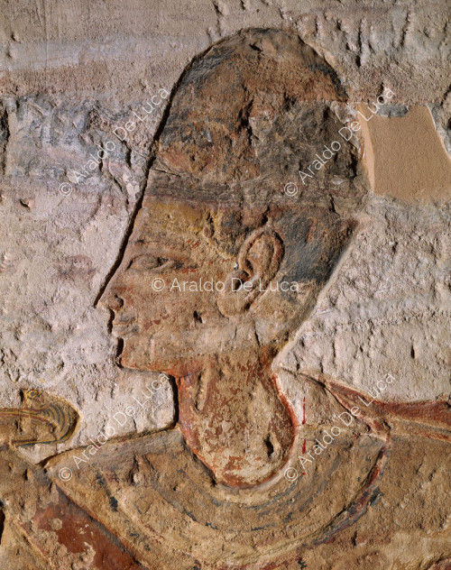 Ramsés y Nefertari ofrecen incienso y agitan los sistros delante de la barca de Ramsés divinizado