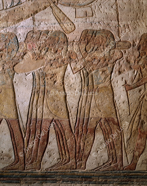 Ramses opfert Weihrauch und das Zepter der Macht vor dem Boot des Amun-Ra in Anwesenheit von Nefertari, die die Zepter schüttelt