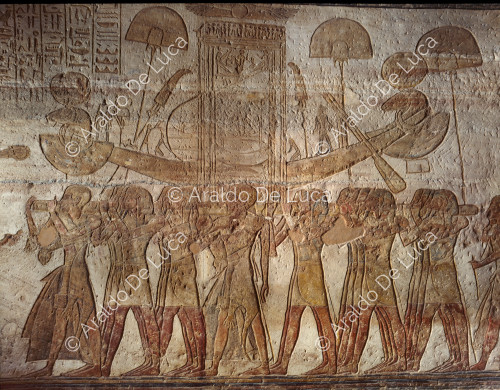 Ramsès offre de l'encens et le sceptre du pouvoir devant la barque d'Amon-Rê.
