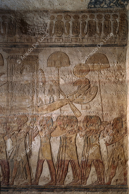 Ramsès offre de l'encens et le sceptre du pouvoir devant la barque d'Amon-Rê en présence de Néfertari qui agite les sceptres.
