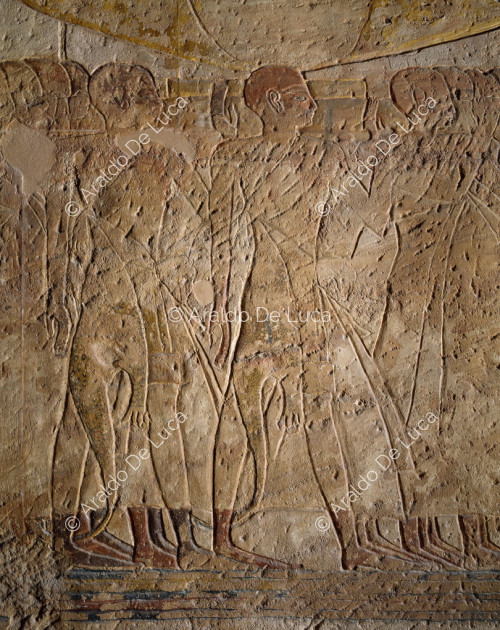 Ramsés y Nefertari ofrecen incienso y agitan los sistros delante de la barca de Ramsés divinizado