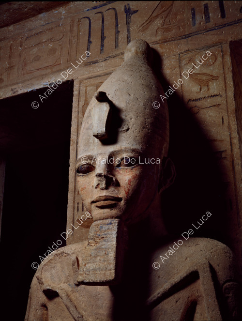 Gran Salón con pilares y estatuas de Ramsés II en forma de Osiris: detalle