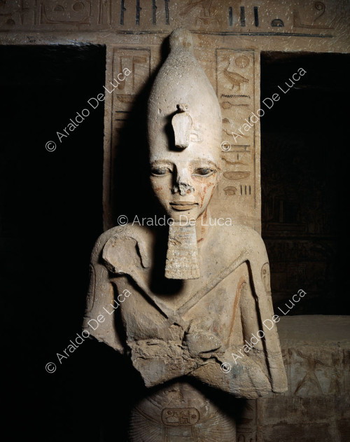 Grande salle avec piliers et statues de Ramsès II en forme d'Osiris : détail