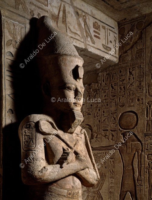 Gran Salón con pilares y estatuas de Ramsés II en forma de Osiris: detalle