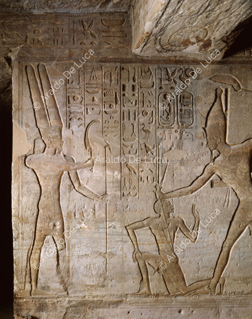 Ramsès II massacre un Nubien devant Amon