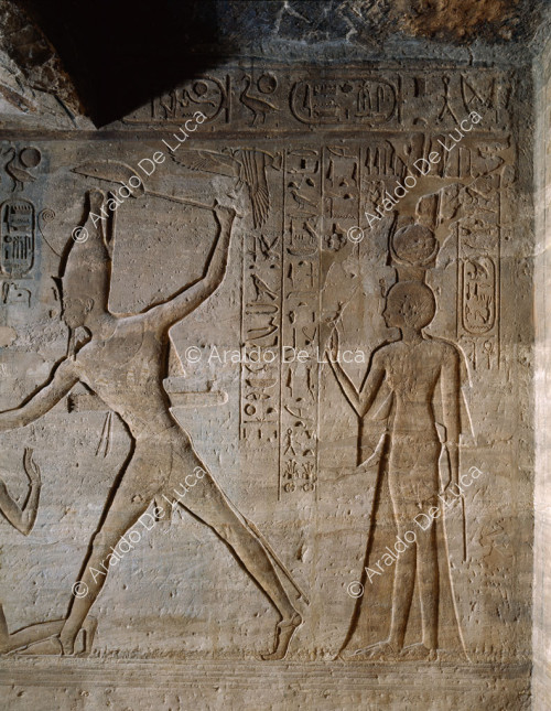 Ramsés II masacra a un nubio delante de Amón (detalle)