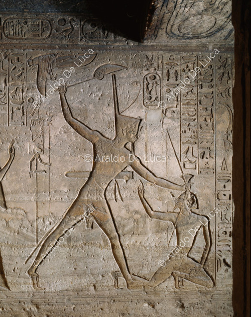 Templo de Hathor. Sala con columnas. Detalle con Ramsés II