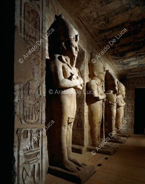 Grande salle avec piliers et statues de Ramsès II sous la forme d'Osiris