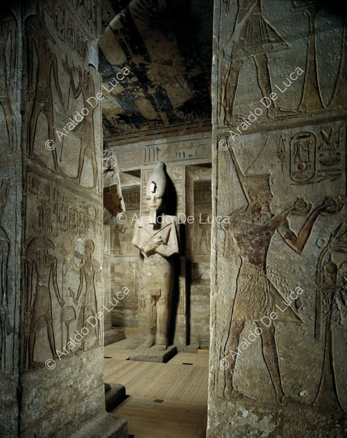 Tempel von Ramses II. Die große Halle mit den acht Säulen