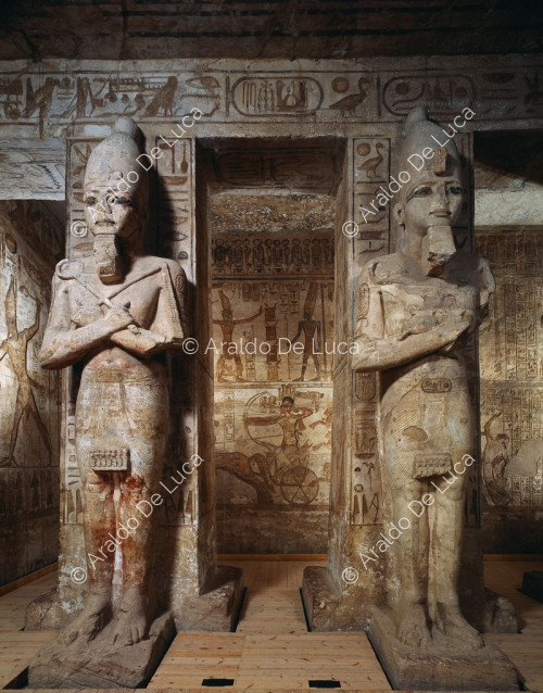 Grande salle avec piliers et statues de Ramsès II sous la forme d'Osiris