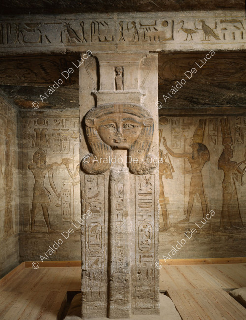 Pilastro con testa Hathorica